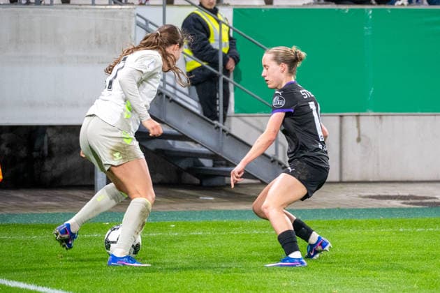 Germany Soccer DFB Cup Womens Quarterfinal 2025 2026 SGS Essen vs SV Werder Bremen Stadion an der Hafenstrasse Essen in action Mara Alber SV Werder Bremen,37 vs Beke Sterner SGS Essen, 19 Copyright: xOrhanxHabashx