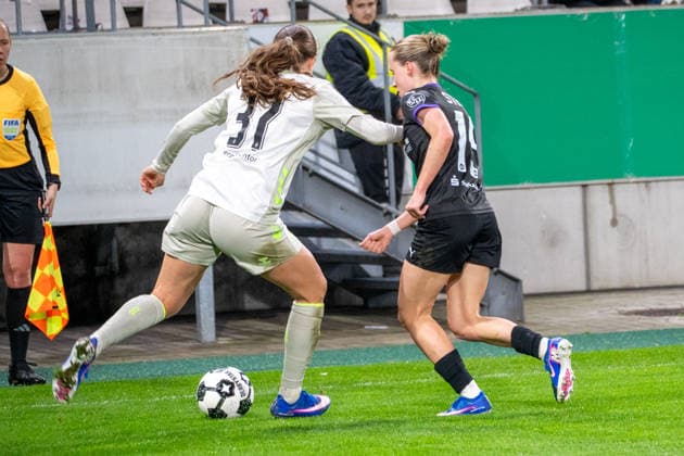 Germany Soccer DFB Cup Womens Quarterfinal 2025 2026 SGS Essen vs SV Werder Bremen Stadion an der Hafenstrasse Essen in action Mara Alber SV Werder Bremen,37 vs Beke Sterner SGS Essen, 19 Copyright: xOrhanxHabashx