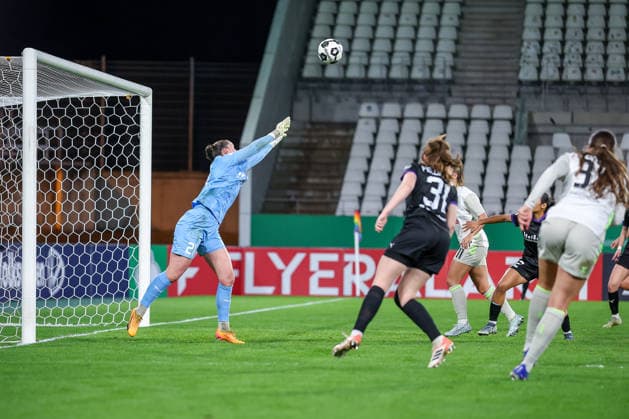 2026 03 11, Football, DFB Pokal Women, SGS Essen SV Werder Bremen, Quarterfinals, Stadion an der Hafenstraße, Women, Season 2025 2026 Luisa Palmen SGS Essen 21 parade defends the goal against Mara Alber Werder Bremen 37 DFB regulations prohibit any use of photographs as image sequences and or quasi video Nordrhein Westfalen Germany
