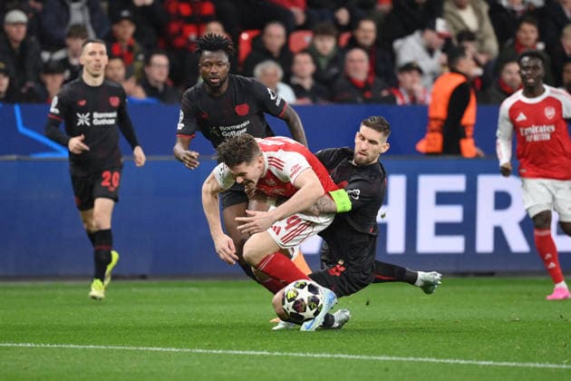 Robert Andrich Bayer 04 Leverkusen , re , vs Viktor Gyökeres FC Arsenal 11 03 2026, Football, UEFA Champions League 2025 2026, Round of 16, Bayer 04 Leverkusen FC Arsenal UEFA regulations prohibit any use of photographs as image sequences and or quasi video Leverkusen BayArena Nordrhein Westfalen Germany Team2