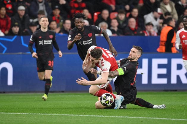 Robert Andrich Bayer 04 Leverkusen , re , vs Viktor Gyökeres FC Arsenal 11 03 2026, Football, UEFA Champions League 2025 2026, Round of 16, Bayer 04 Leverkusen FC Arsenal UEFA regulations prohibit any use of photographs as image sequences and or quasi video Leverkusen BayArena Nordrhein Westfalen Germany Team2