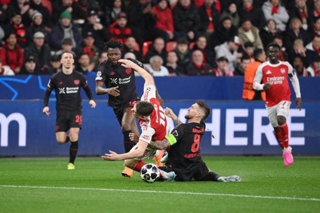 Robert Andrich Bayer 04 Leverkusen , re , vs Viktor Gyökeres FC Arsenal 11 03 2026, Football, UEFA Champions League 2025 2026, Round of 16, Bayer 04 Leverkusen FC Arsenal UEFA regulations prohibit any use of photographs as image sequences and or quasi video Leverkusen BayArena Nordrhein Westfalen Germany Team2