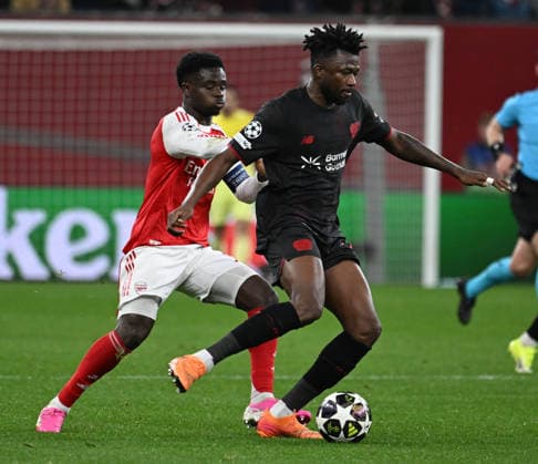 23 02 2026, xophax, Football , UEFA Champions League , 2025 2026 , Bayer Leverkusen vs FC Arsenal London Bukayo Saka , left Arsenal and Edmond Tapsoba Bayer 04 Leverkusen