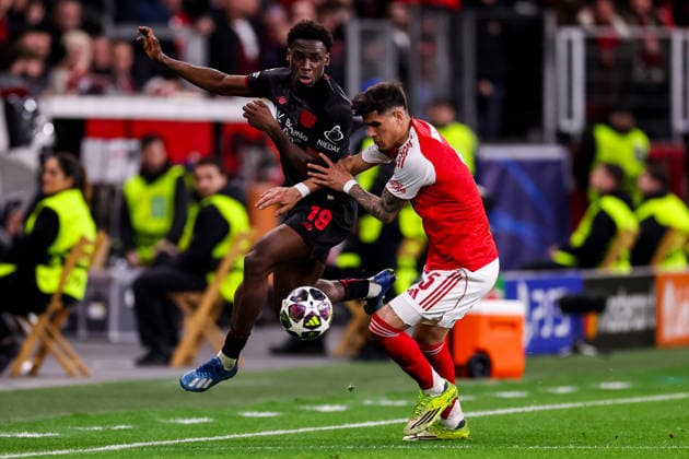 LEVERKUSEN, GERMANY - MARCH 11: Ernest Poku of Bayer 04 Leverkusen and Piero Hincapie of Arsenal battle for the ball during the UEFA Champions League 2025 26 Round of 16 First Leg match between Bayer 04 Leverkusen and Arsenal FC at BayArena on March 11, 2026 in Leverkusen, Germany.  Copyright: xRenexNijhuis MBxMediax