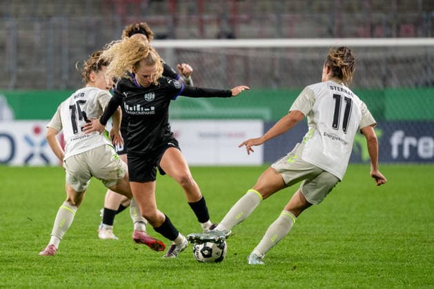 Duel between Michelle Weiss SV Werder Bremen, 15 , Julie Terlinden SGS Essen, 02 and Maja Sternad SV Werder Bremen, 11 SGS Essen vs SV Werder Bremen, Football, DFB Pokal Women, Quarterfinals, Season 2025 2026, 11 03 2026 DFL DFB Regulations prohibit any use of Photographs as image sequences and or Quasivideo SGS Essen vs SV Werder Bremen, Football, DFB Pokal Women, Quarterfinals, Season 2025 2026, 11 03 2026 Essen Copyright: xEibner-Pressefoto ThomasxHaeslerx EP_THR