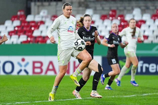 11 03 2025, xydrx, Soccer, DFB Pokal Quarterfinal Women, SGS Essen SV Werder Bremen, Season 2025 2026, Stadion an der Hafenstraße Larissa Muehlhaus SV Werder Bremen, 7 in duel against Jana Feldkamp SGS Essen, 31 DFB regulations prohibit any use of photographs as image sequences and or quasi video Copyright: HMBxMedia YannisxDreimann