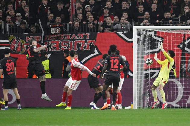 Robert Andrich Bayer 04 Leverkusen , li , scores the 1 0 with this header 11 03 2026, Football, UEFA Champions League 2025 2026, Round of 16, Bayer 04 Leverkusen FC Arsenal UEFA regulations prohibit any use of photographs as image sequences and or quasi video Leverkusen BayArena Nordrhein Westfalen Germany Team2
