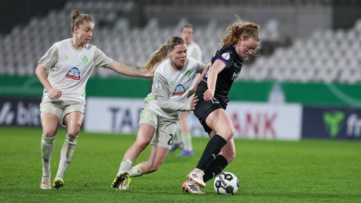 from left Michelle Ulbrich SV Werder Bremen, 5 , Juliane Wirtz SV Werder Bremen, 28 and Laura Pucks SGS Essen, 15 in duel, duel, dynamics, action, action, game scene, THE DFB REGULATIONS PROHIBIT ANY USE OF PHOTOGRAPHS AS IMAGE SEQUENCES AND OR QUASI VIDEO , 11 03 2026, Essen Germany , Football, DFB Cup Women, SGS Essen SV Werder Bremen xobx