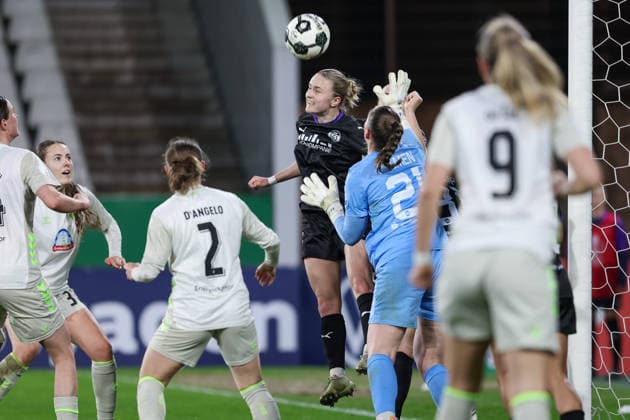 Paula Flach SGS Essen, 5 at header, Action, Action, Game scene, THE DFB GUIDELINES PROHIBIT ANY USE OF PHOTOGRAPHS AS IMAGE SEQUENCES AND OR QUASI VIDEO, 11 03 2026, Essen Germany , Soccer, DFB Cup Women, SGS Essen SV Werder Bremen xobx