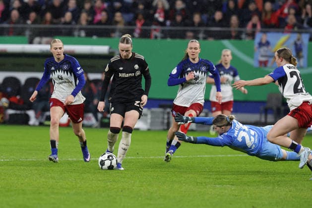 2026 03 11 xfsx Soccer DFB Cup Womens Quarterfinals Hamburger Sportverein Bayern Muenchen Volksparkstadion v l Franziska Kett FC Bayern Muenchen ,20 macht das Tor zum 2 0 für FC Bayern Muenchen DFL regulations prohibit any use of photographs as image sequences and or quasi video Copyright: HMBxMedia FernandoxSoares