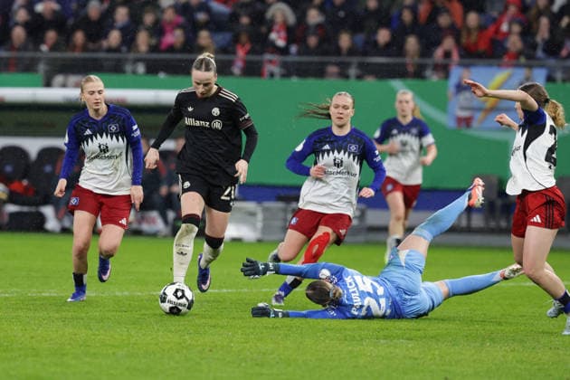 2026 03 11 xfsx Soccer DFB Cup Womens Quarterfinals Hamburger Sportverein Bayern Muenchen Volksparkstadion v l Franziska Kett FC Bayern Muenchen ,20 macht das Tor zum 2 0 für FC Bayern Muenchen DFL regulations prohibit any use of photographs as image sequences and or quasi video Copyright: HMBxMedia FernandoxSoares