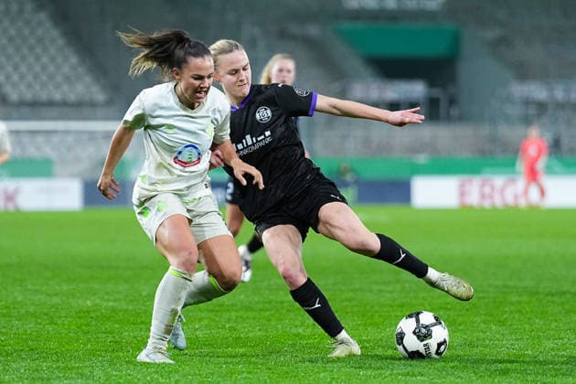 11 03 2025, xydrx, Soccer, DFB Pokal Quarterfinal Women, SGS Essen SV Werder Bremen, Season 2025 2026, Stadion an der Hafenstraße Maja Sternad SV Werder Bremen, 11 in duel against Paula Flach SGS Essen, 5 DFB regulations prohibit any use of photographs as image sequences and or quasi video Copyright: HMBxMedia YannisxDreimann