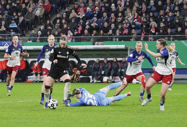 Here Franziska Kett FC Bayern Muenchen scores the 0 2 against goalkeeper Lea Paulick HSV Fussball, Saison 2025 2026, Frauen, DFB Pokal, Viertelfinale, Volksparkstadion Hamburg, Hamburger SV gegen FC Bayern Muenchen DFL REGULATIONS PROHIBIT ANY USE OF PHOTOGRAPHS AS IMAGE SEQUENCES AND OR QUASI VIDEO