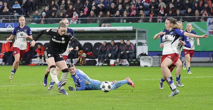 Here Franziska Kett FC Bayern Muenchen scores the 0 2 against goalkeeper Lea Paulick HSV Fussball, Saison 2025 2026, Frauen, DFB Pokal, Viertelfinale, Volksparkstadion Hamburg, Hamburger SV gegen FC Bayern Muenchen DFL REGULATIONS PROHIBIT ANY USE OF PHOTOGRAPHS AS IMAGE SEQUENCES AND OR QUASI VIDEO