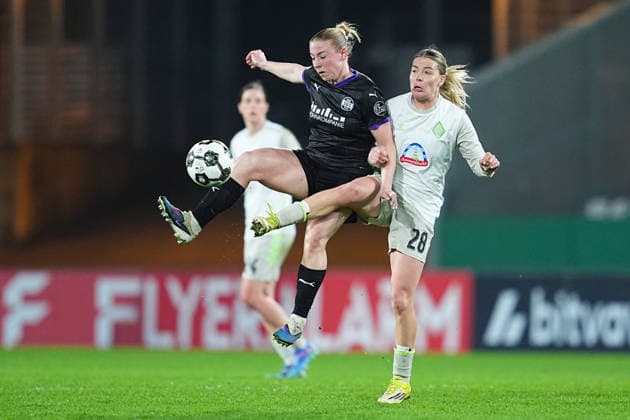 11 03 2025, xydrx, Soccer, DFB Pokal Quarterfinal Women, SGS Essen SV Werder Bremen, Season 2025 2026, Stadion an der Hafenstraße Ramona Maier SGS Essen, 9 in duel against Juliane Wirtz SV Werder Bremen, 28 DFB regulations prohibit any use of photographs as image sequences and or quasi video Copyright: HMBxMedia YannisxDreimann