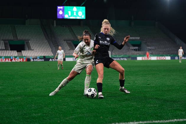 Julie Terlinden of SGS Essen and Maja Sternad of SV Werder Bremen during the quarter final match of the DFB Pokal Frauen game between SGS Essen and SV Werder Bremen at Stadion an der Hafenstraße on March 11, 2026 in Essen, Germany Copyright: xLeoniexKiehlx xSPPx Sportspressphoto_SPR108118