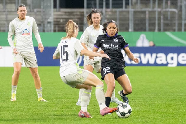 Duel between Michelle Weiss SV Werder Bremen, 15 and Ella Touon SGS Essen, 32 SGS Essen vs SV Werder Bremen, Football, DFB Pokal Frauen, Viertelfinale, Saison 2025 2026, 11 03 2026 DFL DFB Regulations prohibit any use of Photographs as image sequences and or Quasivideo SGS Essen vs SV Werder Bremen, Football, DFB Pokal Frauen, Viertelfinale, Saison 2025 2026, 11 03 2026 Essen Copyright: xEibner-Pressefoto ThomasxHaeslerx EP_THR