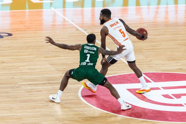 GER, BKT EuroCup, season 2025 2026, eighth final, Cedevita Olimpija Ljubljana Niners Chemnitz 11 03 2026, Arena Stozice, Ljubljana, GER, BKT EuroCup, season 2025 2026, eighth final, Cedevita Olimpija Ljubljana Niners Chemnitz Corey Davis Jr Niners Chemnitz, 5 , Umoja Gibson Cedevita Olimpija Ljubljana 1 Photo Alexander Trienitz Ljubljana Arena Stozice Slovenia
