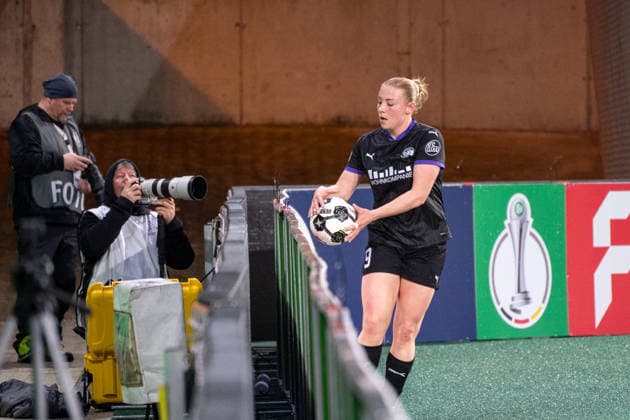 Germany Soccer DFB Pokal Women Quarterfinal 2025 2026 SGS Essen vs SV Werder Bremen Stadion an der Hafenstrasse Essen with ball Ramona Maier SGS Essen, 9 Copyright: xOrhanxHabashx
