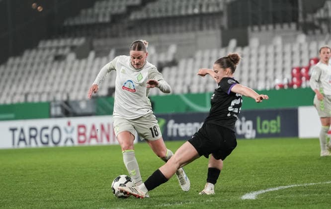 Germany DFB Pokal Women 2025 2026, SGS Essen vs SV Werder Bremen, Wednesday 11 03 2026 Stadion an der Hafenstraße Nordrhein Westfalen, Germany Lina Hausicke SV Werder Bremen, 18 Paulina Platner SGS Essen, 25 in duel Copyright: xMerlexKölkingx