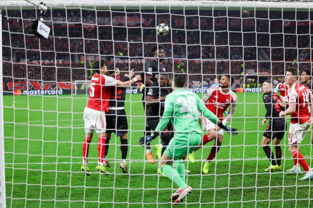 GER, UEFA CL, Round of 16, Bayer 04 Leverkusen GER vs FC Arsenal ENG , 11 03 2026, BayArena, Leverkusen, GER, UEFA CL, Round of 16, Bayer 04 Leverkusen GER vs FC Arsenal ENG , , pictured Edmond Tapsobsa Leverkusen 12 , saves an Arsenal free kick with a header nordphotoxGmbHx xMeuter nph00351