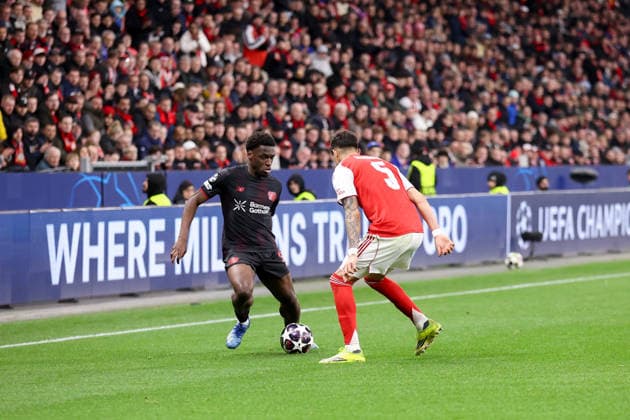 duel between Ernest Poku Bayer Leverkusen and Piero Hincapie Arsenal London GER, Bayer Leverkusen vs Arsenal London, Football, Champions League, Round of 16, 2025 2026 season, 11 03 2026 DFL REGULATIONS PROHIBIT ANY USE OF PHOTOGRAPHS AS IMAGE SEQUENCES AND OR QUASI VIDEO GER, Bayer Leverkusen vs Arsenal London, Football, Champions League, Round of 16, 2025 2026 season, 11 03 2026 Leverkusen Copyright: xEibner-Pressefoto FrankxZeisingx EP_FZG