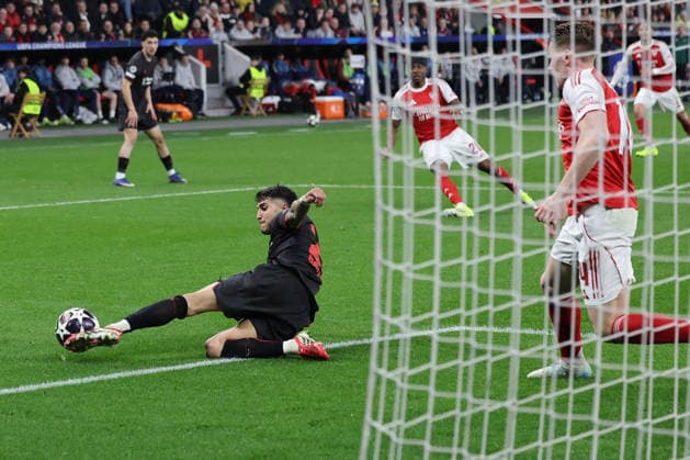 GER, UEFA CL, Round of 16, Bayer 04 Leverkusen GER vs FC Arsenal ENG , 11 03 2026, BayArena, Leverkusen, GER, UEFA CL, Round of 16, Bayer 04 Leverkusen GER vs FC Arsenal ENG , , pictured Exequiel Palacios Leverkusen 25 , saves the ball from the opponent in the penalty area nordphotoxGmbHx xMeuter nph00351