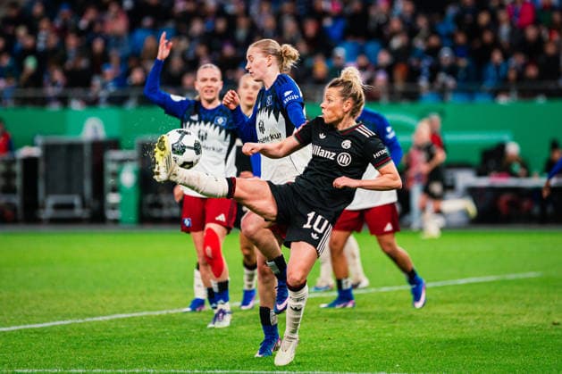 DFB Pokal Frauen Hamburger SV vs FC Bayern München,11 03 2026 Linda Dallmann FC Bayern München, 10 with the submission to 0 3 Fußball, DFB Pokal Frauen, Viertelfinale Hamburger SV vs FC Bayern München am 11 03 2026 im Volksparkstadion, Hamburg DFB REGULATIONS PROHIBIT ANY USE OF PHOTOGRAPHS AS IMAGE SEQUENCES AND OR QUASI VIDEO Copyright: xBEAUTIFULxSPORTS Tonhäuserx