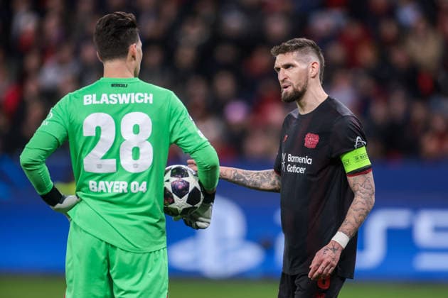 11 03 2026, Football, UEFA Champions League round of 16, Bayer 04 Leverkusen Arsenal London, f l Goalkeeper Janis Blaswich Bayer 04 Leverkusen talks to Robert Andrich Bayer 04 Leverkusen Leverkusen BayArena NRW Germany xRHR PHOTO DEx Copyright: DennisxEwert RHR-FOTOx RHR-FOTO DE