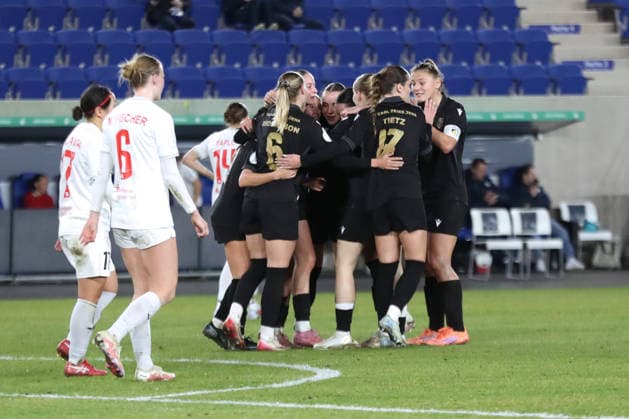 DFB Pokal Frauen FC Carl Zeiss Jena SC Sand 1946 11 03 26 The team of Jena is in the arms, Tot Jubel nach dem 4 1 Fußball, DFB Pokal Frauen, Viertelfinale FC Carl Zeiss Jena vs SC Sand 1946 am 11 03 26 im Ernst Abbe Sportfeld ad hoc arena, Jena DFL REGULATIONS PROHIBIT ANY USE OF PHOTOGRAPHS AS IMAGE SEQUENCES AND OR QUASI VIDEO Copyright: xBEAUTIFULxSPORTS JanxKaeferx