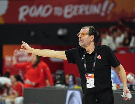 Turkiye v Canada - FIBA Women s Basketball World Cup Qualifiers ISTANBUL, TURKIYE - MARCH 11: Head coach Andrea Mazzon of Turkiye gives tactics to his players during the FIBA Women’s Basketball World Cup Qualifiers Group C match between Canada and Turkiye at the Turkcell Basketball Development Center in Istanbul, Turkiye, on March 11, 2026. Esra Bilgin Anadolu Istanbul Turkey. Editorial use only. Please get in touch for any other usage.  Copyright: x2026xAnadoluxEsraxBilginx