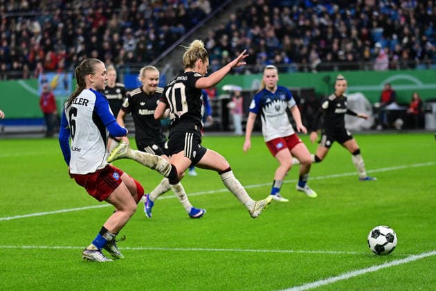 Soccer I Women I 2025 2026 season I DFB Cup I Quarter-final I Hamburger SV FC Bayern Munich I 11 03 2026 Annaleen Katharina Böhler 6, Hamburger SV can just play the ball into the penalty area against Linda Dallmann 10, FC Bayern Munich Hamburg Volksparkstadion Hamburg Germany Copyright: xLobeca WolfxGebhardtx
