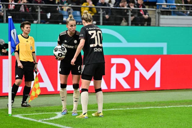 Soccer I Women I Season 2025 2026 I DFB Cup I Quarterfinals I Hamburger SV FC Bayern Munich I 11 03 2026 Giulia Gwinn 7, FC Bayern Munich and Carolin Simon 30, FC Bayern Munich discuss before a corner kick Hamburg Volksparkstadion Hamburg Germany Copyright: xLobeca WolfxGebhardtx