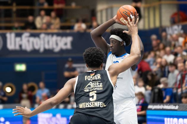 Marcus Foster MBC, 5 , Jonathan Bernie Andre BKO, 10 , Syntainics MBC vs BK Olomoucko, European North Basketball League, Round of 16, 2025 26, Germany, Czech Republic, 11 03 2026 Weissenfels Stadthalle Sachsen Anhalt Germany