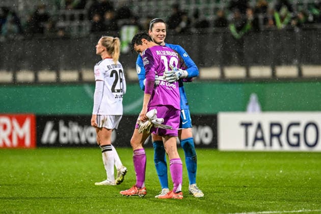 Soccer I Women I Season 2025 2026 I DFB Cup I VfL Wolfsburg Eintracht Frankfurt I 11 03 2026 Lina Altenburg 12, Eintracht Frankfurt is comforted by her former teammate Stina Johannes 1, VfL Wolfsburg after the cup exit Wolfsburg AOK Stadium Lower Saxony Germany Copyright: xLobeca InesxHähnelx