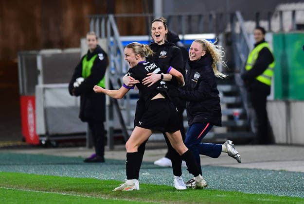 Soccer Women DFB Cup Season 2025 2026 Quarterfinals SGS Essen Werder Bremen on 11 03 2026 at the stadium at Hafenstraße in Essen Helen Jaques Coach SGS Essen is happy about the victory with her players DFB regulations prohibit any use of photographs as image sequences and or quasi video Nordrhein Westfalen Germany