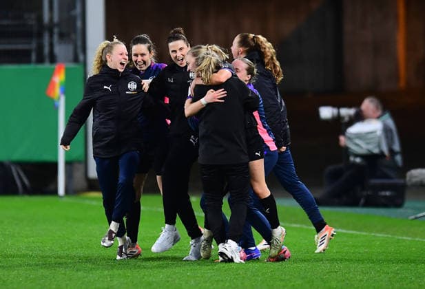 Soccer Women DFB Cup Season 2025 2026 Quarterfinals SGS Essen Werder Bremen on 11 03 2026 at the stadium on Hafenstraße in Essen Helen Jaques Coach SGS Essen , with her players is happy about the victory DFB regulations prohibit any use of photographs as image sequences and or quasi video North Rhine-Westphalia Germany