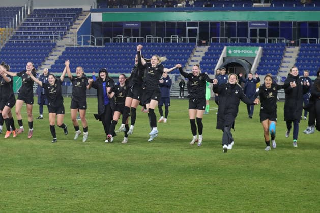 DFB Pokal Frauen FC Carl Zeiss Jena SC Sand 1946 11 03 26 The team of Jena cheers together to the fans, joy, emotions, victory soccer, DFB Pokal Frauen, quarterfinal FC Carl Zeiss Jena vs SC Sand 1946 on 11 03 26 at Ernst Abbe Sportfeld ad hoc arena, Jena DFL REGULATIONS PROHIBIT ANY USE OF PHOTOGRAPHS AS IMAGE SEQUENCES AND OR QUASI VIDEO Copyright: xBEAUTIFULxSPORTS JanxKaeferx