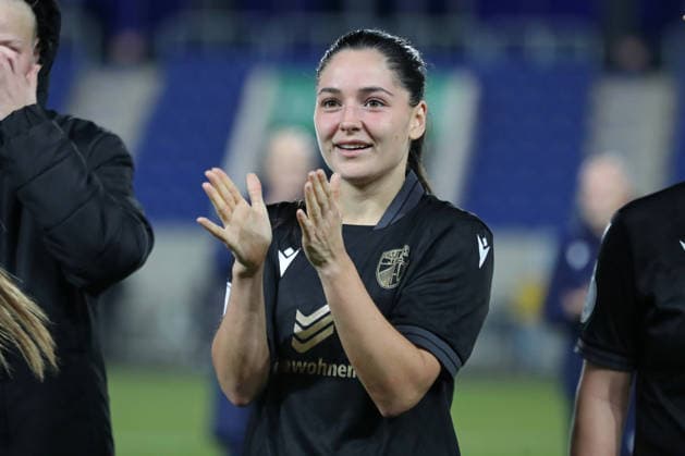 DFB Pokal Frauen FC Carl Zeiss Jena SC Sand 1946 11 03 26 Olivia Matilde Johansson Alcaide 9, Carl Zeiss Jena applauds the fans Football, DFB Pokal Frauen, Viertelfinale FC Carl Zeiss Jena vs SC Sand 1946 am 11 03 26 im Ernst Abbe Sportfeld ad hoc arena, Jena DFL REGULATIONS PROHIBIT ANY USE OF PHOTOGRAPHS AS IMAGE SEQUENCES AND OR QUASI VIDEO Copyright: xBEAUTIFULxSPORTS JanxKaeferx