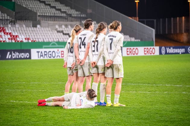 Germany Soccer DFB Cup Womens Quarterfinals 2025 2026 SGS Essen vs SV Werder Bremen Stadion an der Hafenstrasse Essen Free kick wall Lara Schmidt SV Werder Bremen, 24 Larissa M hlhaus SV Werder Bremen,7 Juliane Wirtz SV Werder Bremen, 28 Copyright: xOrhanxHabashx