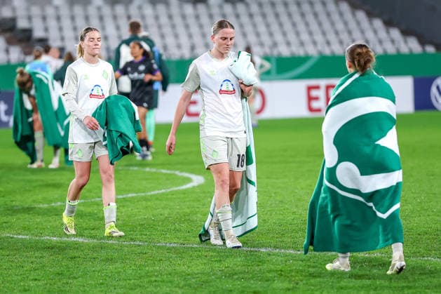 2026 03 11, Football, DFB Cup Women, SGS Essen SV Werder Bremen, Quarterfinals, Stadion an der Hafenstraße, Women, Season 2025 2026 Disappointed faces after the 0 1 defeat Lina Hausicke Werder Bremen 18 DFB regulations prohibit any use of photographs as image sequences and or quasi video North Rhine-Westphalia Germany