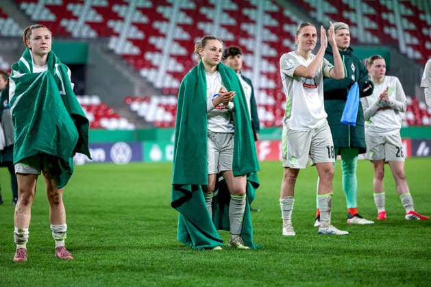 2026 03 11, Football, DFB Cup Women, SGS Essen SV Werder Bremen, Quarter-final, Stadion an der Hafenstraße, Women, Season 2025 2026 Disappointed faces after the 0 1 defeat Michelle Weiß Werder Bremen 15 next to Chiara D Angelo Werder Bremen 02 Lina Hausicke Werder Bremen 18 DFB regulations prohibit any use of photographs as image sequences and or quasi video Nordrhein Westfalen Germany