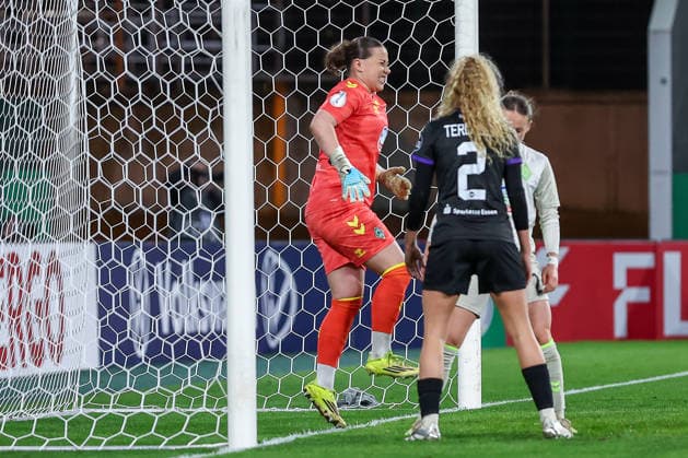 2026 03 11, Football, DFB Cup Women, SGS Essen SV Werder Bremen, Quarterfinals, Stadion an der Hafenstraße, Women, Season 2025 2026 Mariella El Sherif Werder Bremen 39 with pain in foot DFB regulations prohibit any use of photographs as image sequences and or quasi video North Rhine-Westphalia Germany