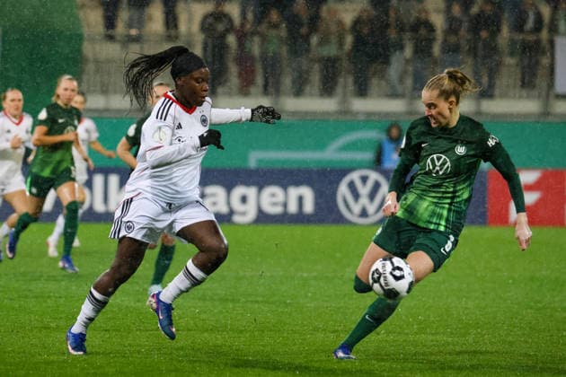 Wolfsburg, Germany 11 March 2026 Womens DFB Cup quarter-final VfL Wolfsburg Women vs Eintracht Frankfurt Women In the picture from left in the duel Nicole Anyomi SGE and Janina Minge VfL Copyright: HMBxMedia MadeleinexFantini