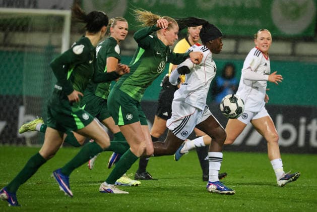 Wolfsburg, Germany 11 March 2026 Womens DFB Cup quarter-final VfL Wolfsburg Women vs Eintracht Frankfurt Women In the picture from left Camilla Küver Kuever VfL and Nicole Anyomi SGE in a running duel Copyright: HMBxMedia MadeleinexFantini