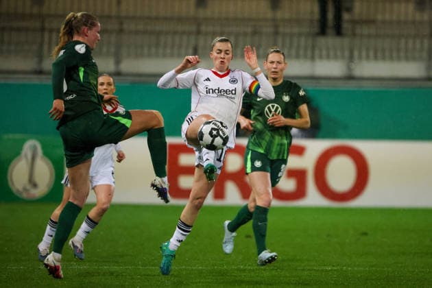 Wolfsburg, Germany 11 March 2026 Womens DFB Cup quarter-final VfL Wolfsburg Women vs Eintracht Frankfurt Women In the picture from left in the duel Camilla Küver Kuever VfL , Laura Freigang SGE and Sarai Linder VfL Copyright: HMBxMedia MadeleinexFantini