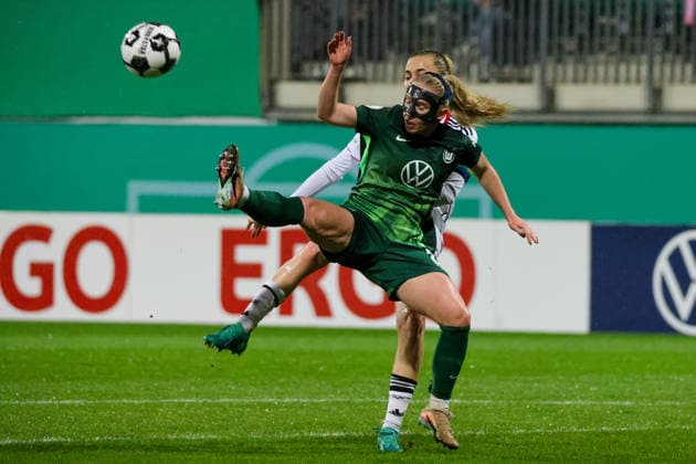 Wolfsburg, Germany 11 March 2026 Womens DFB Cup quarter-final VfL Wolfsburg Women vs Eintracht Frankfurt Women In the picture from left in the duel Laura Freigang SGE and Thea Bjelde VfL Copyright: HMBxMedia MadeleinexFantini