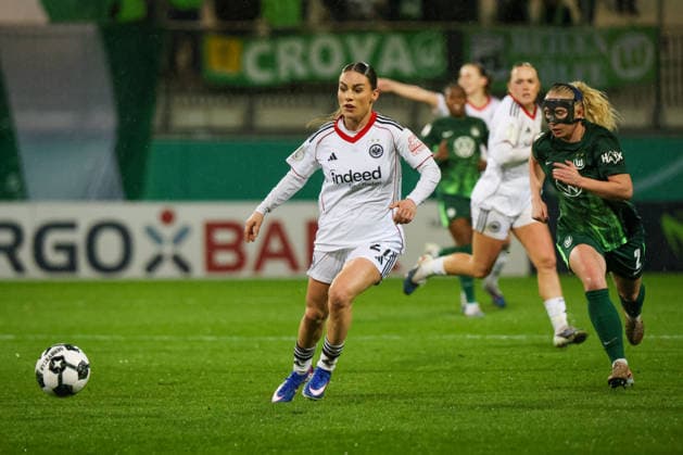 Wolfsburg, Germany 11 March 2026 DFB Womens Cup quarter-final VfL Wolfsburg Women vs Eintracht Frankfurt Women Pictured from left Ereleta Memeti SGE and Thea Bjelde VfL Copyright: HMBxMedia MadeleinexFantini