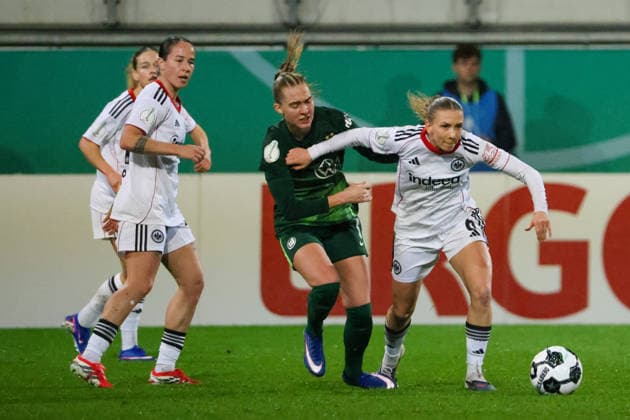 Wolfsburg, Germany 11 March 2026 DFB Womens Cup quarter-final VfL Wolfsburg Women vs Eintracht Frankfurt Women In the picture from left in the duel Janina Minge VfL and Elisa Senß Senss SGE Copyright: HMBxMedia MadeleinexFantini