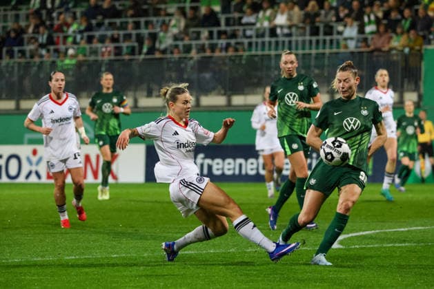 Wolfsburg, Germany 11 March 2026 DFB Womens Cup quarter-final VfL Wolfsburg Women vs Eintracht Frankfurt Women In the picture from left in the duel Nadine Riesen SGE and Sarai Linder VfL Copyright: HMBxMedia MadeleinexFantini
